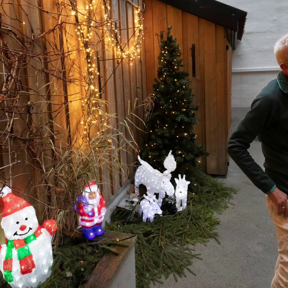 JULEMODUS: LED-lys er også ny teknologi. Seksjonssjef Svein Rune Bjørkmo foran noen av juledekorasjonene i bakgården til huset. JULEMODUS: LED-lys er også ny teknologi. Seksjonssjef Svein Rune Bjørkmo foran noen av juledekorasjonene i bakgården til huset.