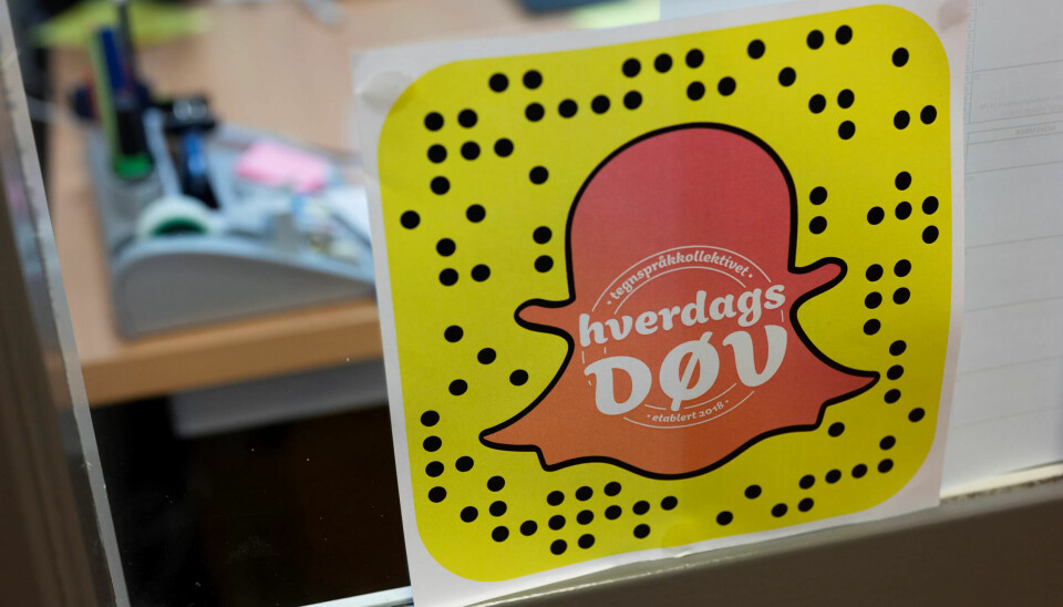 HVERDAGSDØV: På kontoret til Norges Døveforbund henger dette bilde av Snapchat-kanalen «Hverdagsdøv». Gjennom kanalen deler en gjeng unge, døve kvinner gleder, sorger og kunnskap fra sin egen hverdag. HVERDAGSDØV: På kontoret til Norges Døveforbund henger dette bilde av Snapchat-kanalen «Hverdagsdøv». Gjennom kanalen deler en gjeng unge, døve kvinner gleder, sorger og kunnskap fra sin egen hverdag.