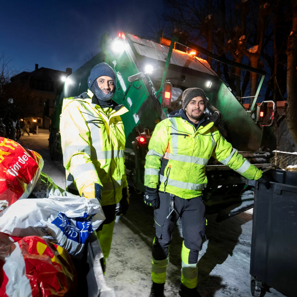 MÅKE: Vær så snill, gjør konteinerne tilgjengelig, måk dem fram, ber Filmon Samsom Abraham og André Lygre. MÅKE: Vær så snill, gjør konteinerne tilgjengelig, måk dem fram, ber Filmon Samsom Abraham og André Lygre.