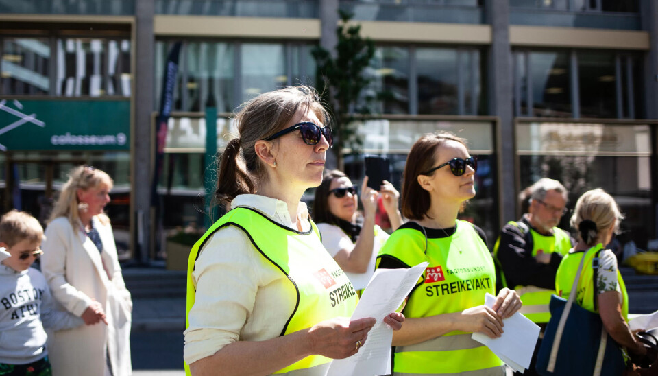 STREIKER: Blant de frammøte under fanemarkeringen fredag var Aina Jakobsen, administrasjonskonsulent på senter for pasientmedvirkning og samhandlingsforskning ved Oslo universitetssykehus. STREIKER: Blant de frammøte under fanemarkeringen fredag var Aina Jakobsen, administrasjonskonsulent på senter for pasientmedvirkning og samhandlingsforskning ved Oslo universitetssykehus.