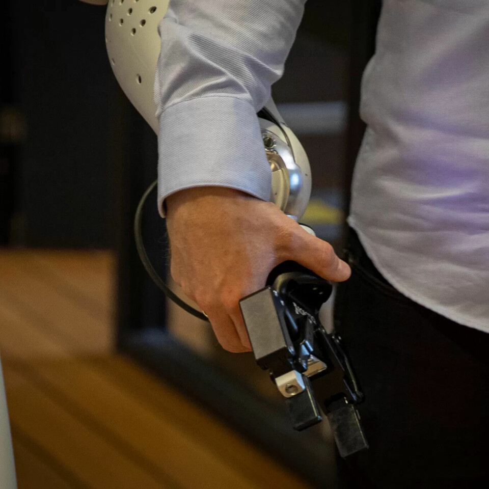 SKAL IKKE ERSTATTE DE VARME HENDENE: Eve skal ikke utkonkurrere helsepersonell, men være et verktøy for bedre helsetjenester, ifølge produsenten. SKAL IKKE ERSTATTE DE VARME HENDENE: Eve skal ikke utkonkurrere helsepersonell, men være et verktøy for bedre helsetjenester, ifølge produsenten.