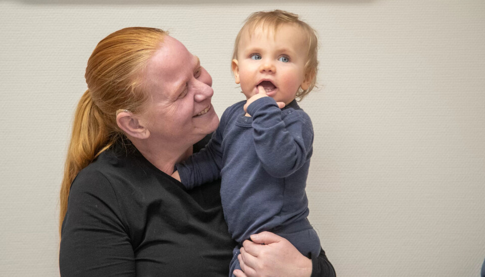 SULTEN: Maire sitter trygt på armen til Stine Trangsund og viser med tegnspråk at hun er sulten. SULTEN: Maire sitter trygt på armen til Stine Trangsund og viser med tegnspråk at hun er sulten.