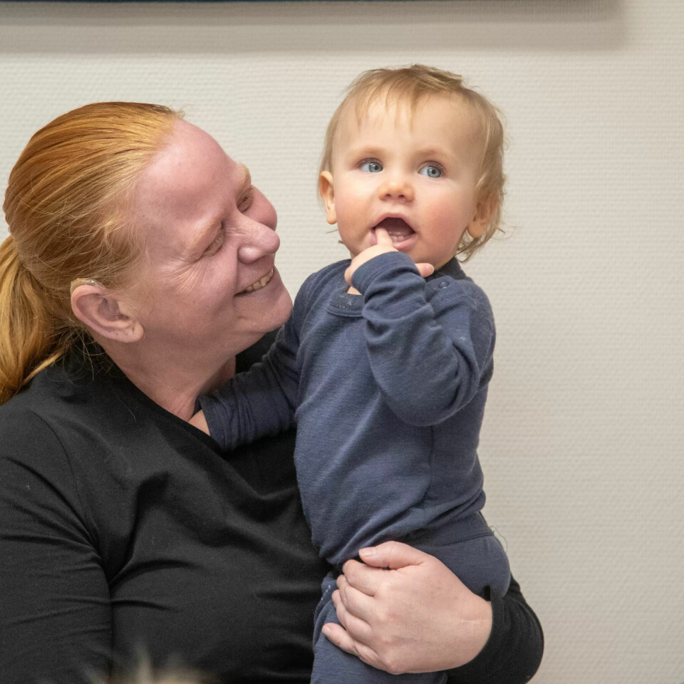 SULTEN: Maire sitter trygt på armen til Stine Trangsund og viser med tegnspråk at hun er sulten. SULTEN: Maire sitter trygt på armen til Stine Trangsund og viser med tegnspråk at hun er sulten.