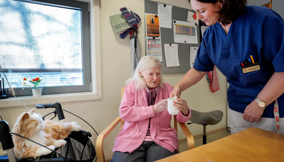 Uten bivirkninger: – Det som er viktigst for oss er at dette er fritt for bivirkninger, sier avdelingsleder Carola Boran Humborstad, her med Vesla og robotkatten hun liker så godt. Uten bivirkninger: – Det som er viktigst for oss er at dette er fritt for bivirkninger, sier avdelingsleder Carola Boran Humborstad, her med Vesla og robotkatten hun liker så godt.