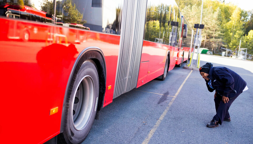 SJEKKE DEKK: Bussen skal kontrolleres for eventuelle skader før den kjøres ut på veien. SJEKKE DEKK: Bussen skal kontrolleres for eventuelle skader før den kjøres ut på veien.