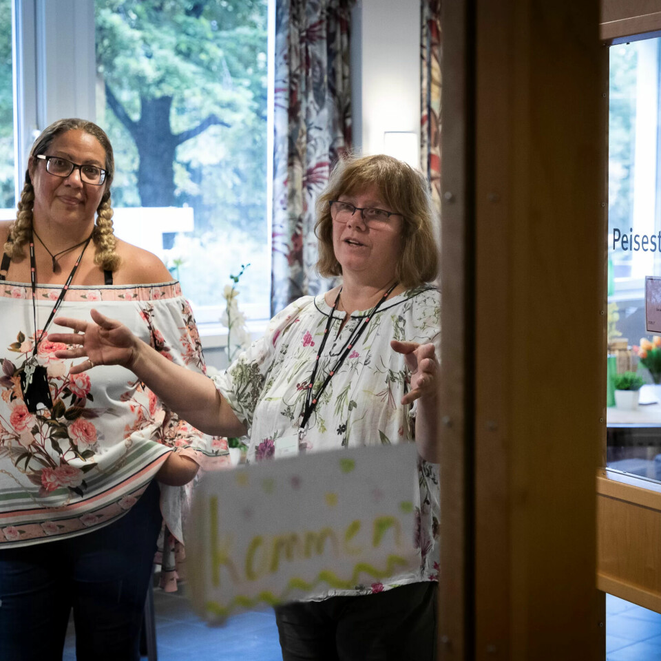 ENDRINGER PÅ TOPPEN: – Vi er som en pakke som blir flytta rundt, sier aktivitør Beth Nordahl (t.h.) på St. Hanshaugen omsorgssenter. I likhet med tillitsvalgt og helsefagarbeider Claudia Stanciu er hun frustrert over de mange skiftene av arbeidsgiver de siste åra. ENDRINGER PÅ TOPPEN: – Vi er som en pakke som blir flytta rundt, sier aktivitør Beth Nordahl (t.h.) på St. Hanshaugen omsorgssenter. I likhet med tillitsvalgt og helsefagarbeider Claudia Stanciu er hun frustrert over de mange skiftene av arbeidsgiver de siste åra.