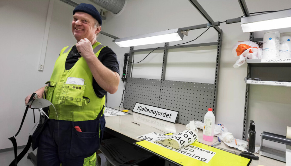 ERGELIG: Det er lett å bli blind for egen tekst. Jan Moen beholder humøret selv om han må inn og fjerne en 'n' som lurte seg med. ERGELIG: Det er lett å bli blind for egen tekst. Jan Moen beholder humøret selv om han må inn og fjerne en 'n' som lurte seg med.