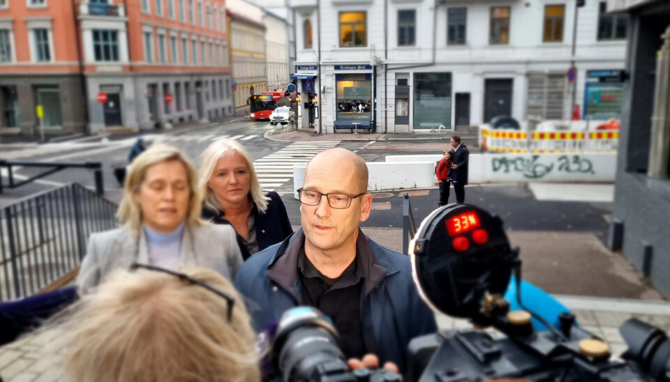 Lærereorganisasjonene kommer til Arbeids- og inkluderingdepartementet for å høre at regjeringa har foreslått tvungen lønnsnemnd. Fra venstre Helle Christin Nyhuus, leder av Norsk Lektorlag, Mette Walker, Skolenes Landsforbund og Steffen Handal, Utdanningsforbundet. Lærereorganisasjonene kommer til Arbeids- og inkluderingdepartementet for å høre at regjeringa har foreslått tvungen lønnsnemnd. Fra venstre Helle Christin Nyhuus, leder av Norsk Lektorlag, Mette Walker, Skolenes Landsforbund og Steffen Handal, Utdanningsforbundet.