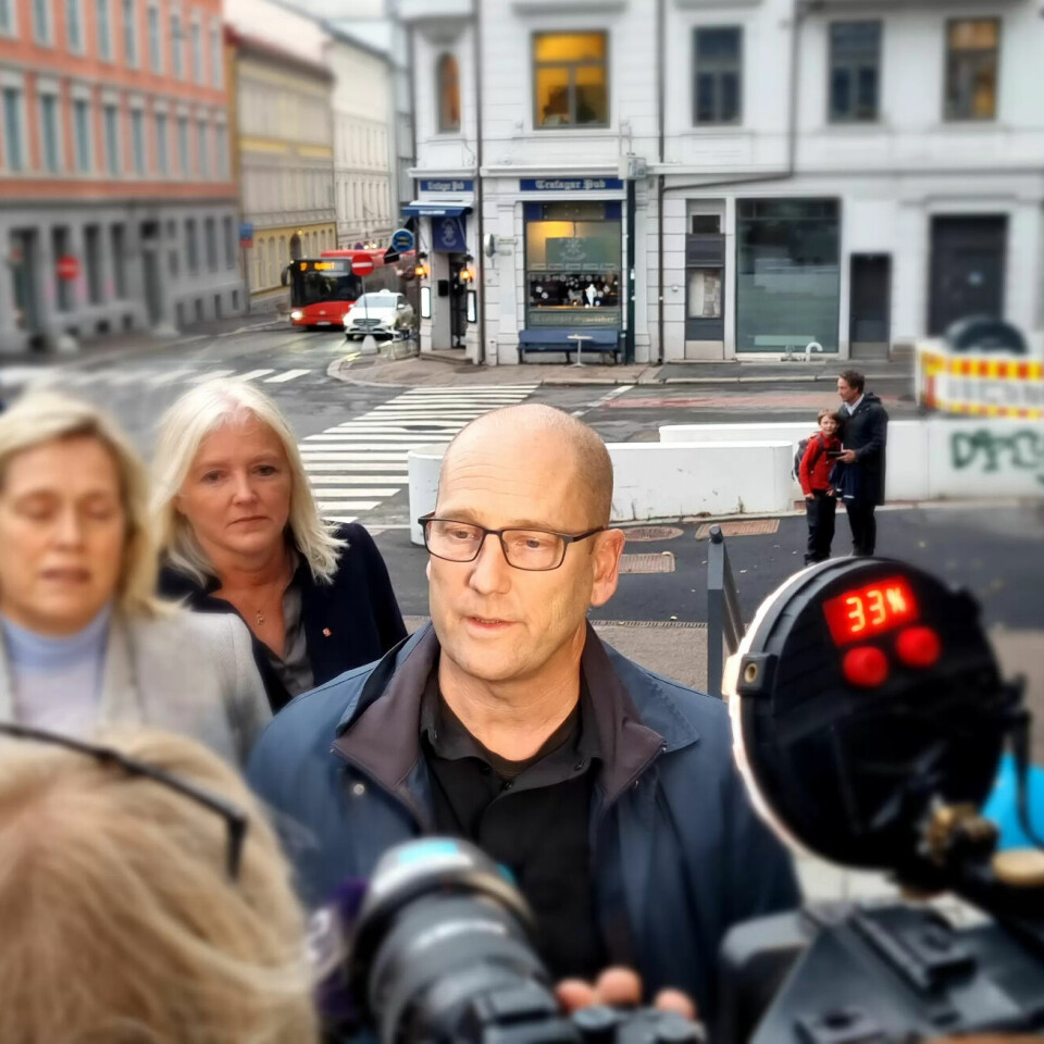 Lærereorganisasjonene kommer til Arbeids- og inkluderingdepartementet for å høre at regjeringa har foreslått tvungen lønnsnemnd. Fra venstre Helle Christin Nyhuus, leder av Norsk Lektorlag, Mette Walker, Skolenes Landsforbund og Steffen Handal, Utdanningsforbundet. Lærereorganisasjonene kommer til Arbeids- og inkluderingdepartementet for å høre at regjeringa har foreslått tvungen lønnsnemnd. Fra venstre Helle Christin Nyhuus, leder av Norsk Lektorlag, Mette Walker, Skolenes Landsforbund og Steffen Handal, Utdanningsforbundet.