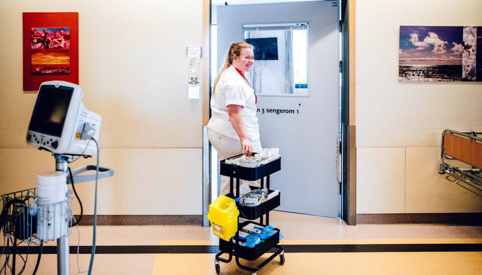 Takknemlig for kollegastøtte: Uformelle samtaler med kolleger i korridorene er viktig for at belastningene i yrket ikke skal bli for store for Henriette Laksesvela (23). Takknemlig for kollegastøtte: Uformelle samtaler med kolleger i korridorene er viktig for at belastningene i yrket ikke skal bli for store for Henriette Laksesvela (23).