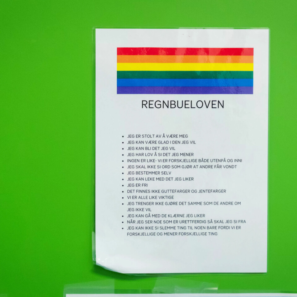 REGNBUELOV OG REGNBUEUKE: – Fordi regnbuen står for felles verdier og alt som er godt, sier leder Nina Hegge i Grorud idrettsbarnehage i Oslo. REGNBUELOV OG REGNBUEUKE: – Fordi regnbuen står for felles verdier og alt som er godt, sier leder Nina Hegge i Grorud idrettsbarnehage i Oslo.