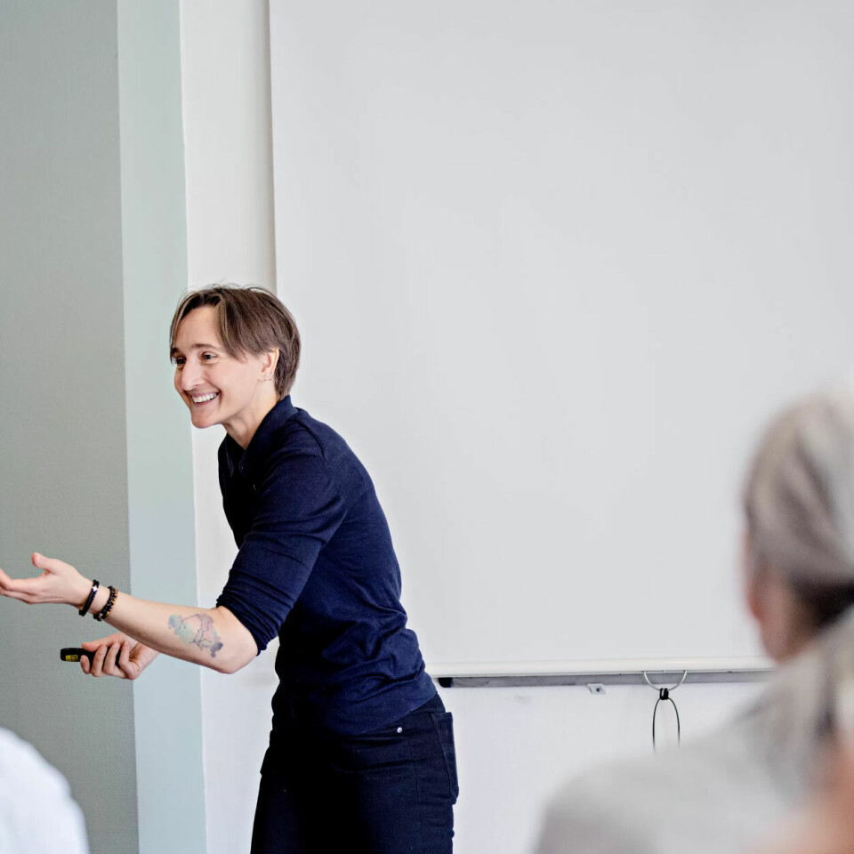 Fornyer arbeidsuniformen: – Helsearbeidere er ofte redd for å si noe feil eller bruke feil ord, de føler seg ofte usikre på hvordan de skal stille spørsmål om de eldre LGBT+ personenes liv, sier kursholder Julia Skov fra LGBT+ Danmark. Hen er opptatt av at helsearbeiderne skal føle seg «påkledd» i møte med eldre LGBT-personer og bli mer bevisst på hvordan språkbruk kan skape trygge fellesskap. Fornyer arbeidsuniformen: – Helsearbeidere er ofte redd for å si noe feil eller bruke feil ord, de føler seg ofte usikre på hvordan de skal stille spørsmål om de eldre LGBT+ personenes liv, sier kursholder Julia Skov fra LGBT+ Danmark. Hen er opptatt av at helsearbeiderne skal føle seg «påkledd» i møte med eldre LGBT-personer og bli mer bevisst på hvordan språkbruk kan skape trygge fellesskap.