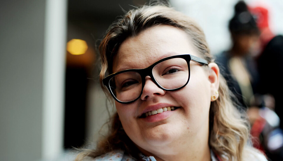 SKJE-POESI: Helsefagarbeider Marie Helene Gaup Olsen fant en gang en skje under en pasient, som hadde satt avtrykk. Hun ble flau over at hennes første reaksjon var latterkrampe, men ble glad da pasienten etterpå lagde et eget dikt om skjeen som hadde ligget skjult i senga. SKJE-POESI: Helsefagarbeider Marie Helene Gaup Olsen fant en gang en skje under en pasient, som hadde satt avtrykk. Hun ble flau over at hennes første reaksjon var latterkrampe, men ble glad da pasienten etterpå lagde et eget dikt om skjeen som hadde ligget skjult i senga.