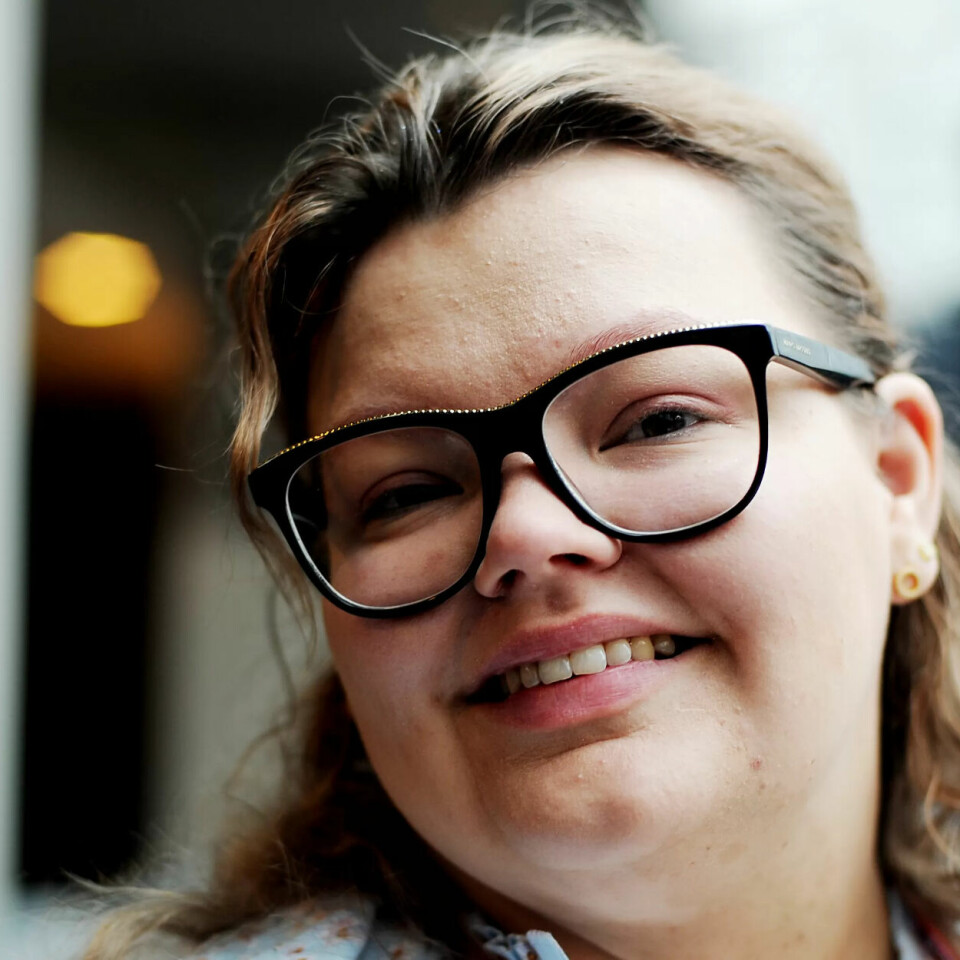 SKJE-POESI: Helsefagarbeider Marie Helene Gaup Olsen fant en gang en skje under en pasient, som hadde satt avtrykk. Hun ble flau over at hennes første reaksjon var latterkrampe, men ble glad da pasienten etterpå lagde et eget dikt om skjeen som hadde ligget skjult i senga. SKJE-POESI: Helsefagarbeider Marie Helene Gaup Olsen fant en gang en skje under en pasient, som hadde satt avtrykk. Hun ble flau over at hennes første reaksjon var latterkrampe, men ble glad da pasienten etterpå lagde et eget dikt om skjeen som hadde ligget skjult i senga.