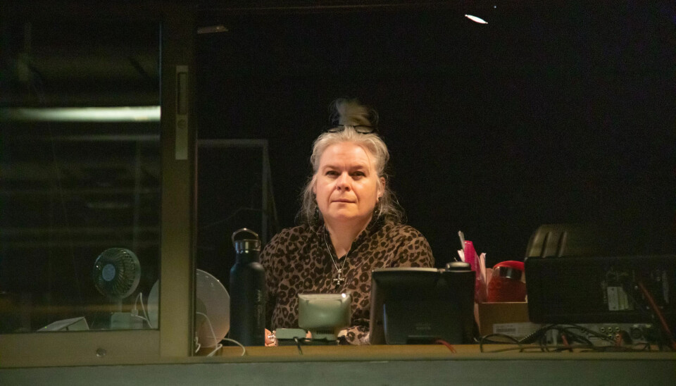 SERVER FORESTILLINGEN: Fra et rom bak i salen holder inspisient Kirsti Rosseland øye på alt som skjer. Må noe fikses tar hun grep. SERVER FORESTILLINGEN: Fra et rom bak i salen holder inspisient Kirsti Rosseland øye på alt som skjer. Må noe fikses tar hun grep.
