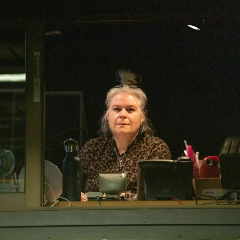 SERVER FORESTILLINGEN: Fra et rom bak i salen holder inspisient Kirsti Rosseland øye på alt som skjer. Må noe fikses tar hun grep. SERVER FORESTILLINGEN: Fra et rom bak i salen holder inspisient Kirsti Rosseland øye på alt som skjer. Må noe fikses tar hun grep.