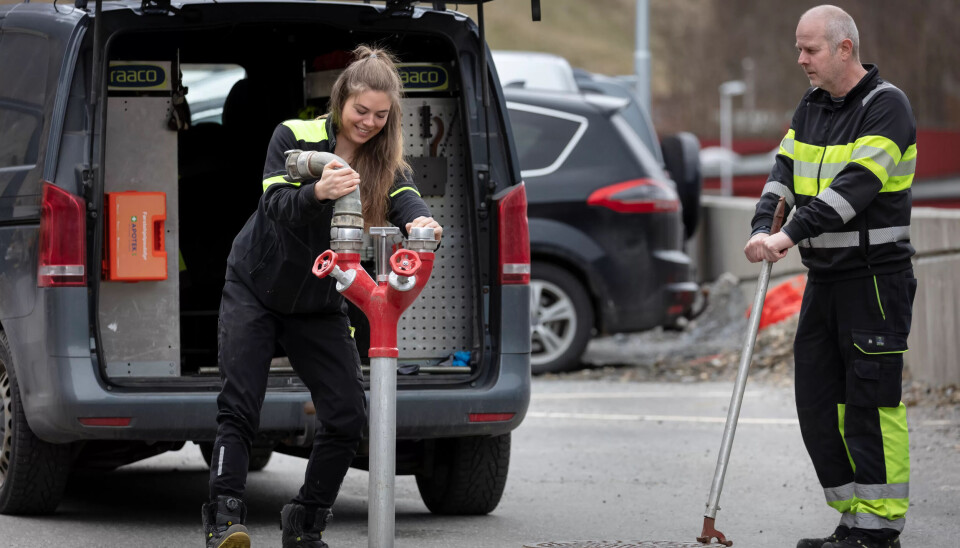 SPYLING: Janne Rønning og Pål Rogne gjør klar for å spyle ut ledning. SPYLING: Janne Rønning og Pål Rogne gjør klar for å spyle ut ledning.