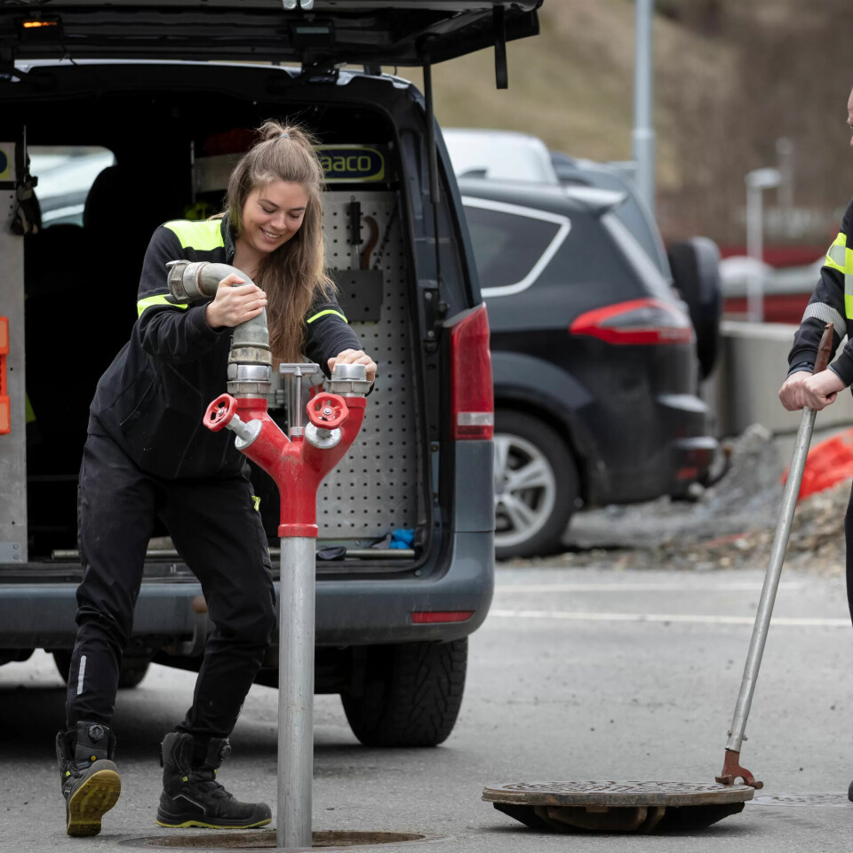 SPYLING: Janne Rønning og Pål Rogne gjør klar for å spyle ut ledning. SPYLING: Janne Rønning og Pål Rogne gjør klar for å spyle ut ledning.