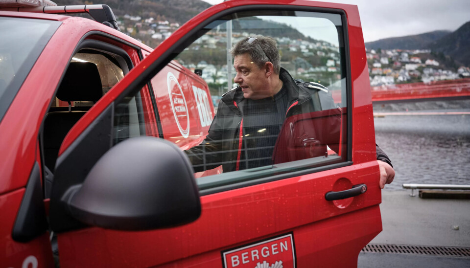 BEST UTE: Etter en befaring på et par timer følger gjerne et par dager på kontoret for å skrive rapporter. André Vermedal trives best ute og har derfor tatt på seg å kontrollere en del av byens hydranter. BEST UTE: Etter en befaring på et par timer følger gjerne et par dager på kontoret for å skrive rapporter. André Vermedal trives best ute og har derfor tatt på seg å kontrollere en del av byens hydranter.
