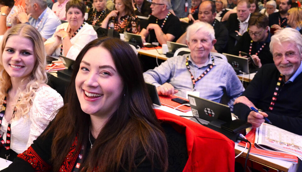 UNG OG IKKE-SÅ-UNG: Ungdomsnestleder Jeanette Lea Romslo og ungdomsleder Victoria De Oliveira i Fagforbundet sitter på LO-kongressen like foran pensjonistutvalget i Fagforbundet, leder Tørres Sande (78) og Kjell Engebretsen (81) - kongressens eldste delegater. UNG OG IKKE-SÅ-UNG: Ungdomsnestleder Jeanette Lea Romslo og ungdomsleder Victoria De Oliveira i Fagforbundet sitter på LO-kongressen like foran pensjonistutvalget i Fagforbundet, leder Tørres Sande (78) og Kjell Engebretsen (81) - kongressens eldste delegater.