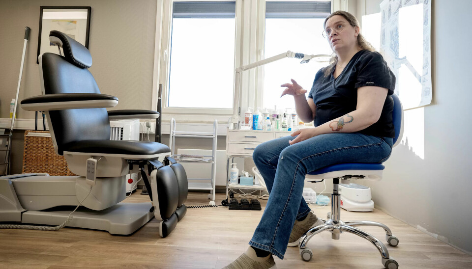 ØKONOMIEN AVGJØR: Marianne Symes synes det er tungt å avvise pasienter som ikke har råd. Derfor ønsker hun seg inn i refusjonsordningen. ØKONOMIEN AVGJØR: Marianne Symes synes det er tungt å avvise pasienter som ikke har råd. Derfor ønsker hun seg inn i refusjonsordningen.