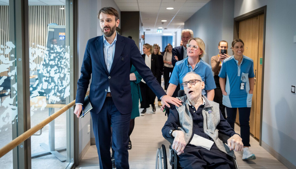 I FARTA: Vestre skal få med seg mye på Lambertseterhjemmet på kort tid. Det er bare å henge med for beboer Einar Odland (88), ansatte, helsebyråkrater og helsepolitikere fra Oslo kommune. I FARTA: Vestre skal få med seg mye på Lambertseterhjemmet på kort tid. Det er bare å henge med for beboer Einar Odland (88), ansatte, helsebyråkrater og helsepolitikere fra Oslo kommune.