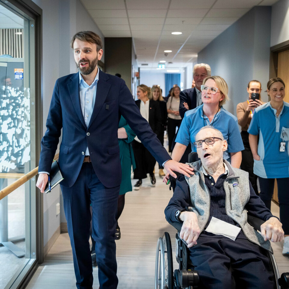 I FARTA: Vestre skal få med seg mye på Lambertseterhjemmet på kort tid. Det er bare å henge med for beboer Einar Odland (88), ansatte, helsebyråkrater og helsepolitikere fra Oslo kommune. I FARTA: Vestre skal få med seg mye på Lambertseterhjemmet på kort tid. Det er bare å henge med for beboer Einar Odland (88), ansatte, helsebyråkrater og helsepolitikere fra Oslo kommune.
