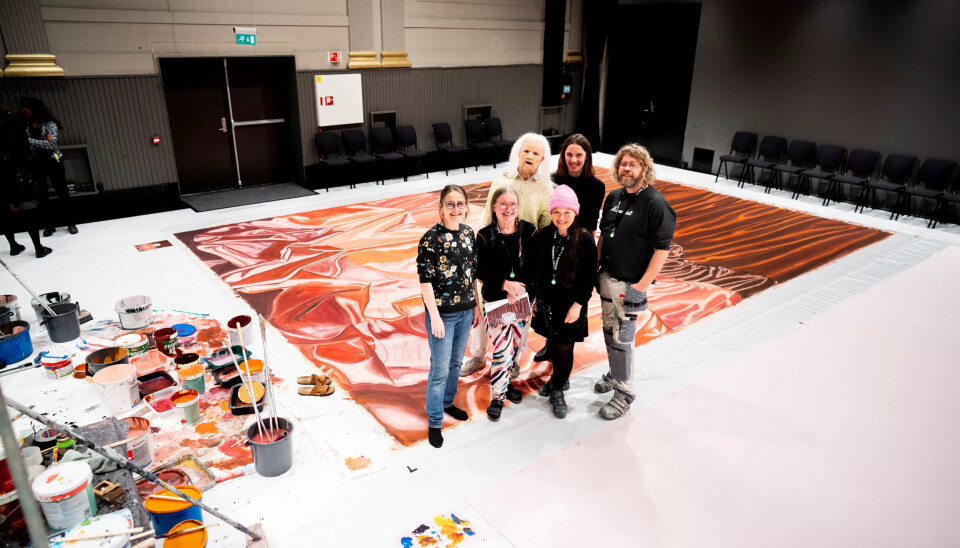 MALERIETS ROLLE I TEATERET: Teatermalerne Toril Skipnes og Anita Gundersen fra Trøndelag teater og Camilla Lilleengen og Frode Holgersen fra Kilden Teater og Konserthus har malt tre store malerier som i forkant er komponert av kunstneren Signe Becker. I prosjektet OVER ÆVNE er det gamle tradisjonsfaget teatermaler blandet med samtidskunsten. Signe Beckers alter ego, Cynthia (Espen Klouman Høiner) bivånet det hele sammen med publikum. MALERIETS ROLLE I TEATERET: Teatermalerne Toril Skipnes og Anita Gundersen fra Trøndelag teater og Camilla Lilleengen og Frode Holgersen fra Kilden Teater og Konserthus har malt tre store malerier som i forkant er komponert av kunstneren Signe Becker. I prosjektet OVER ÆVNE er det gamle tradisjonsfaget teatermaler blandet med samtidskunsten. Signe Beckers alter ego, Cynthia (Espen Klouman Høiner) bivånet det hele sammen med publikum.