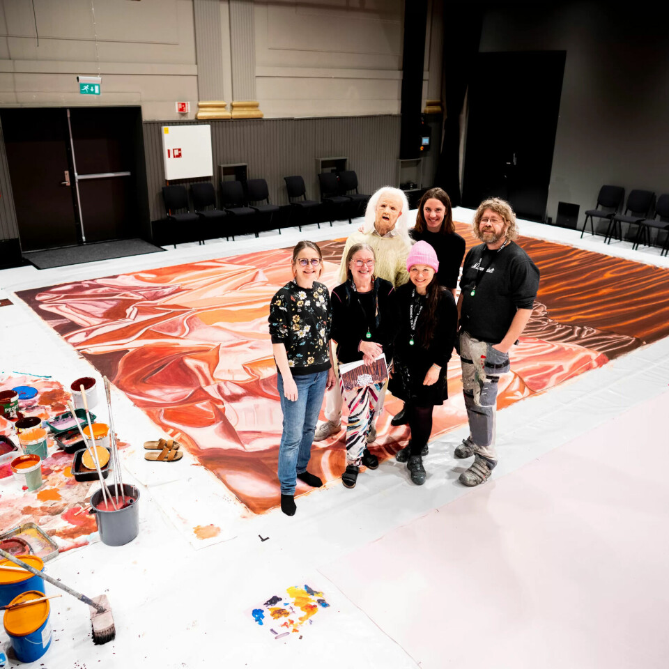 MALERIETS ROLLE I TEATERET: Teatermalerne Toril Skipnes og Anita Gundersen fra Trøndelag teater og Camilla Lilleengen og Frode Holgersen fra Kilden Teater og Konserthus har malt tre store malerier som i forkant er komponert av kunstneren Signe Becker. I prosjektet OVER ÆVNE er det gamle tradisjonsfaget teatermaler blandet med samtidskunsten. Signe Beckers alter ego, Cynthia (Espen Klouman Høiner) bivånet det hele sammen med publikum. MALERIETS ROLLE I TEATERET: Teatermalerne Toril Skipnes og Anita Gundersen fra Trøndelag teater og Camilla Lilleengen og Frode Holgersen fra Kilden Teater og Konserthus har malt tre store malerier som i forkant er komponert av kunstneren Signe Becker. I prosjektet OVER ÆVNE er det gamle tradisjonsfaget teatermaler blandet med samtidskunsten. Signe Beckers alter ego, Cynthia (Espen Klouman Høiner) bivånet det hele sammen med publikum.