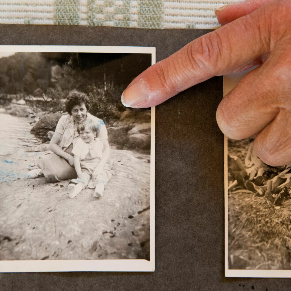 REDD: – Da jeg kom hjem var jeg et engstelig barn, sier Sissel. Sommeren 1957 er hun endelig ferdig med oppholdet på Østlandske Vanførehjem. Her sammen med moren Synnøve, på vei til ferie på Vestlandet. REDD: – Da jeg kom hjem var jeg et engstelig barn, sier Sissel. Sommeren 1957 er hun endelig ferdig med oppholdet på Østlandske Vanførehjem. Her sammen med moren Synnøve, på vei til ferie på Vestlandet.