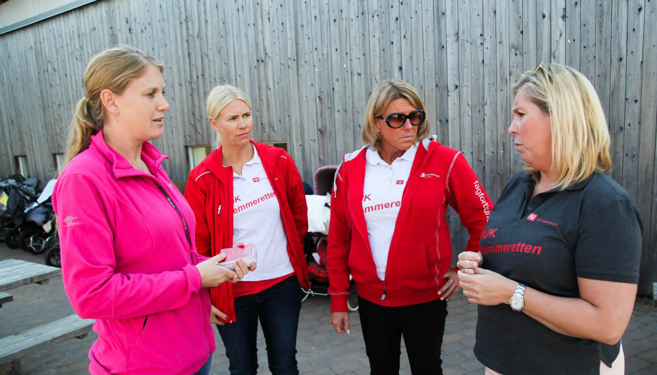 Fagforbundets tillitsvalgte Mariann Reinholdtsen, Mette Asmyhr og Trine Sandum deler ut dialogkort om mobbing i Hønefoss barnehage der Monika Skarsgard Breibrenna (t.v) er fagarbeider. Fagforbundets tillitsvalgte Mariann Reinholdtsen, Mette Asmyhr og Trine Sandum deler ut dialogkort om mobbing i Hønefoss barnehage der Monika Skarsgard Breibrenna (t.v) er fagarbeider.