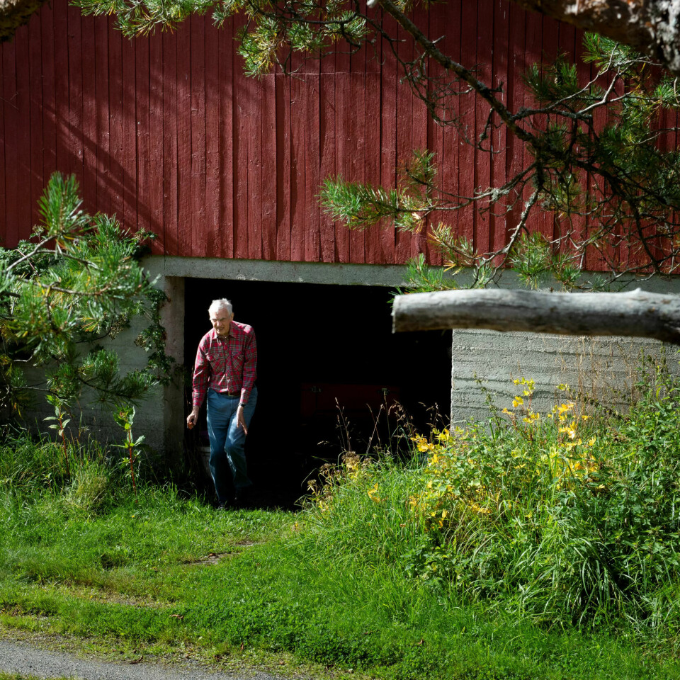 AKTIV: Til tross for skadene har Johannes i tillegg til å jobbe som lærer og skolesjef i kommunen drevet et småbruk. AKTIV: Til tross for skadene har Johannes i tillegg til å jobbe som lærer og skolesjef i kommunen drevet et småbruk.
