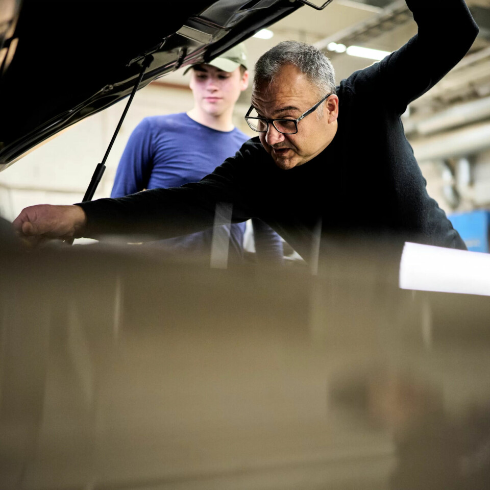 BYGGER RELASJON: Å bygge tillit gjennom å vise at han bryr seg om ungdommene, er alfa og omega i jobben til Mehrzad Rad. BYGGER RELASJON: Å bygge tillit gjennom å vise at han bryr seg om ungdommene, er alfa og omega i jobben til Mehrzad Rad.