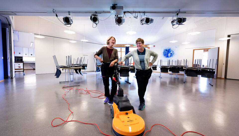 SOMMERBONING: Renholderne Gerd Myklemyr og Hilde Listov Høyheim gjør bygningene klare for neste skoleår. SOMMERBONING: Renholderne Gerd Myklemyr og Hilde Listov Høyheim gjør bygningene klare for neste skoleår.