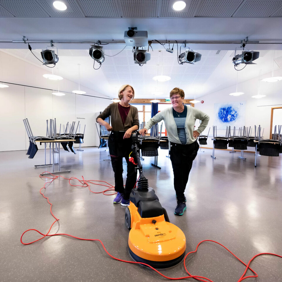 SOMMERBONING: Renholderne Gerd Myklemyr og Hilde Listov Høyheim gjør bygningene klare for neste skoleår. SOMMERBONING: Renholderne Gerd Myklemyr og Hilde Listov Høyheim gjør bygningene klare for neste skoleår.