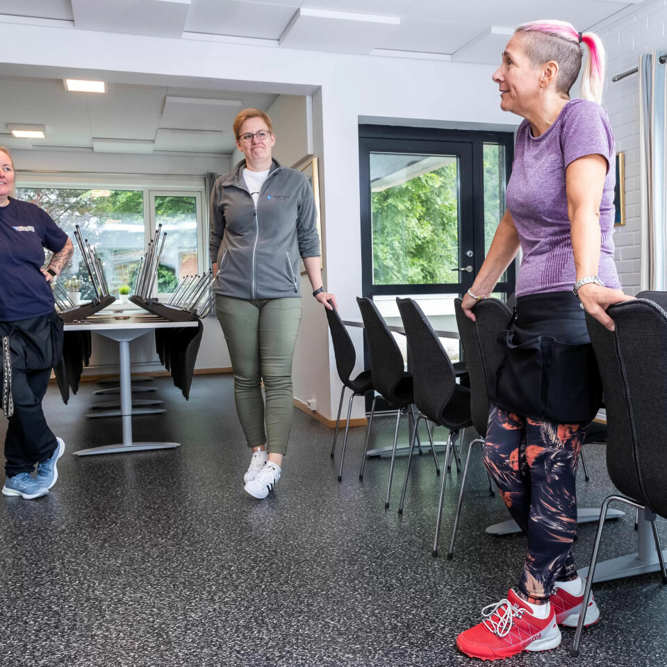 SKO I ÅR?: Merete Muledal, Camilla Eyde og Cathrine Heggheim diskuterer. Renholderne har foreslått å kutte ut utdeling av arbeidstøy et år, for i stedet å få skikkelige sko til jobben. SKO I ÅR?: Merete Muledal, Camilla Eyde og Cathrine Heggheim diskuterer. Renholderne har foreslått å kutte ut utdeling av arbeidstøy et år, for i stedet å få skikkelige sko til jobben.