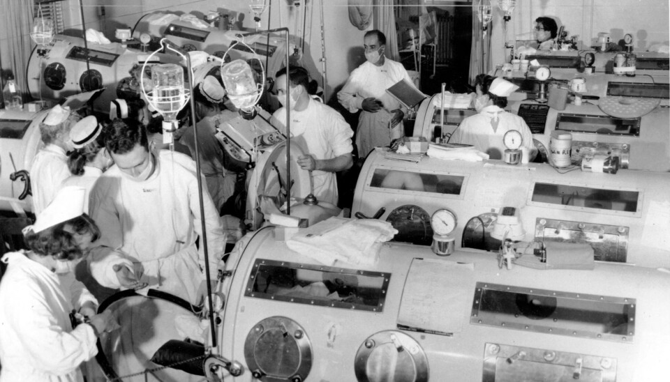 TRENGTE PUSTEHJELP: Siden mange fikk pustevansker av polioviruset ble det tidlig på 1900-tallet utviklet en ny form for tankrespirator, som fikk klengenavnet jernlunge. Hele kroppen lå inne i sylinderen, mens bare hodet stakk ut. Bildet er fra Haynes Memorial sykehus, under en epidemi i Boston i 1955. TRENGTE PUSTEHJELP: Siden mange fikk pustevansker av polioviruset ble det tidlig på 1900-tallet utviklet en ny form for tankrespirator, som fikk klengenavnet jernlunge. Hele kroppen lå inne i sylinderen, mens bare hodet stakk ut. Bildet er fra Haynes Memorial sykehus, under en epidemi i Boston i 1955.