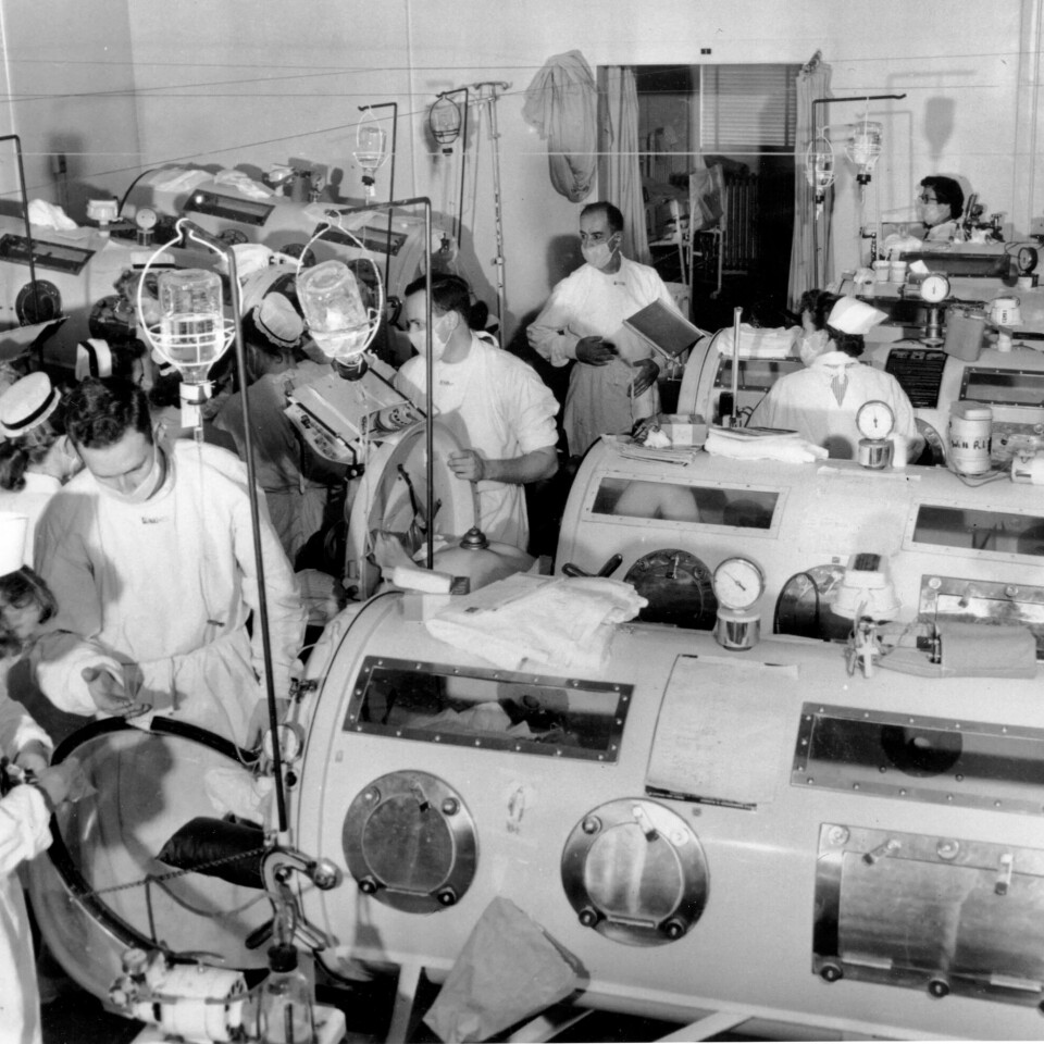 TRENGTE PUSTEHJELP: Siden mange fikk pustevansker av polioviruset ble det tidlig på 1900-tallet utviklet en ny form for tankrespirator, som fikk klengenavnet jernlunge. Hele kroppen lå inne i sylinderen, mens bare hodet stakk ut. Bildet er fra Haynes Memorial sykehus, under en epidemi i Boston i 1955. TRENGTE PUSTEHJELP: Siden mange fikk pustevansker av polioviruset ble det tidlig på 1900-tallet utviklet en ny form for tankrespirator, som fikk klengenavnet jernlunge. Hele kroppen lå inne i sylinderen, mens bare hodet stakk ut. Bildet er fra Haynes Memorial sykehus, under en epidemi i Boston i 1955.