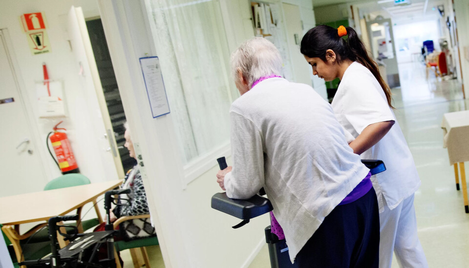 Før hjalp helsefagarbeidere brukeren med oppgaver som hun eller han ikke lenger klarte å utføre selv. Nå skal de prøve å holde hendene på ryggen og motivere brukeren til å klare mest mulig selv. Før hjalp helsefagarbeidere brukeren med oppgaver som hun eller han ikke lenger klarte å utføre selv. Nå skal de prøve å holde hendene på ryggen og motivere brukeren til å klare mest mulig selv.