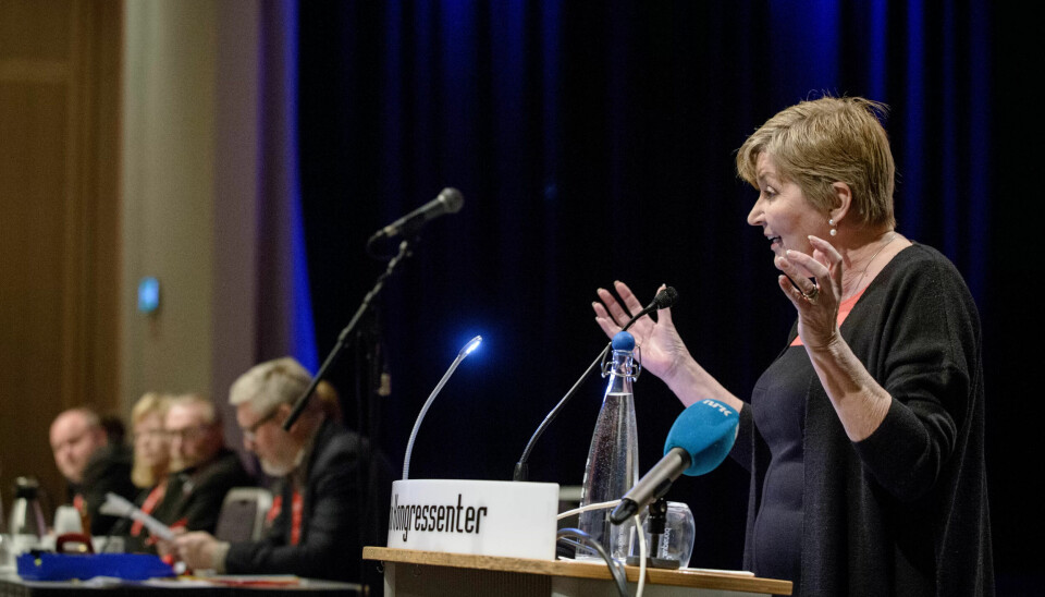 INNSTILLING: LO leder Gerd Kristiansen legger fram sekretariatets innstilling der det heter at enkeltgrupper kan løftes selv om fortfagene i industrien legger rammen for årets lønnsoppgjør. INNSTILLING: LO leder Gerd Kristiansen legger fram sekretariatets innstilling der det heter at enkeltgrupper kan løftes selv om fortfagene i industrien legger rammen for årets lønnsoppgjør.