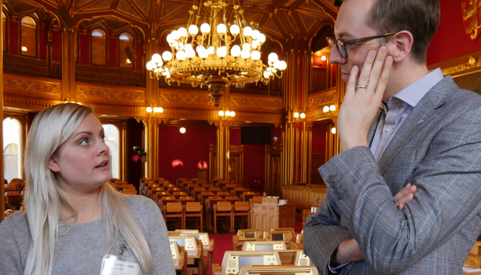 KREVER FULLTID: Madeleine Holtet får støtte fra Nicholoas Wilkinson fra SV. Han oppdaget hjelpepleierens situasjon i lokalavisa og har stilt spørsmål til helseminister Bent Høie om hva han vil gjøre med de som ikke får jobbe fulltid. KREVER FULLTID: Madeleine Holtet får støtte fra Nicholoas Wilkinson fra SV. Han oppdaget hjelpepleierens situasjon i lokalavisa og har stilt spørsmål til helseminister Bent Høie om hva han vil gjøre med de som ikke får jobbe fulltid.