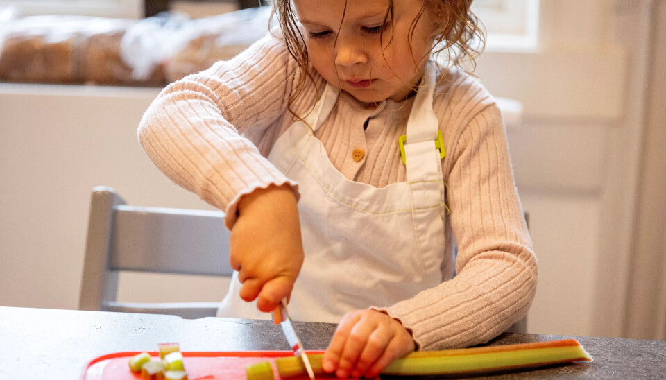 HAR EN PLAN: Freya skjærer små biter, slik at de kokes møre raskere. HAR EN PLAN: Freya skjærer små biter, slik at de kokes møre raskere.