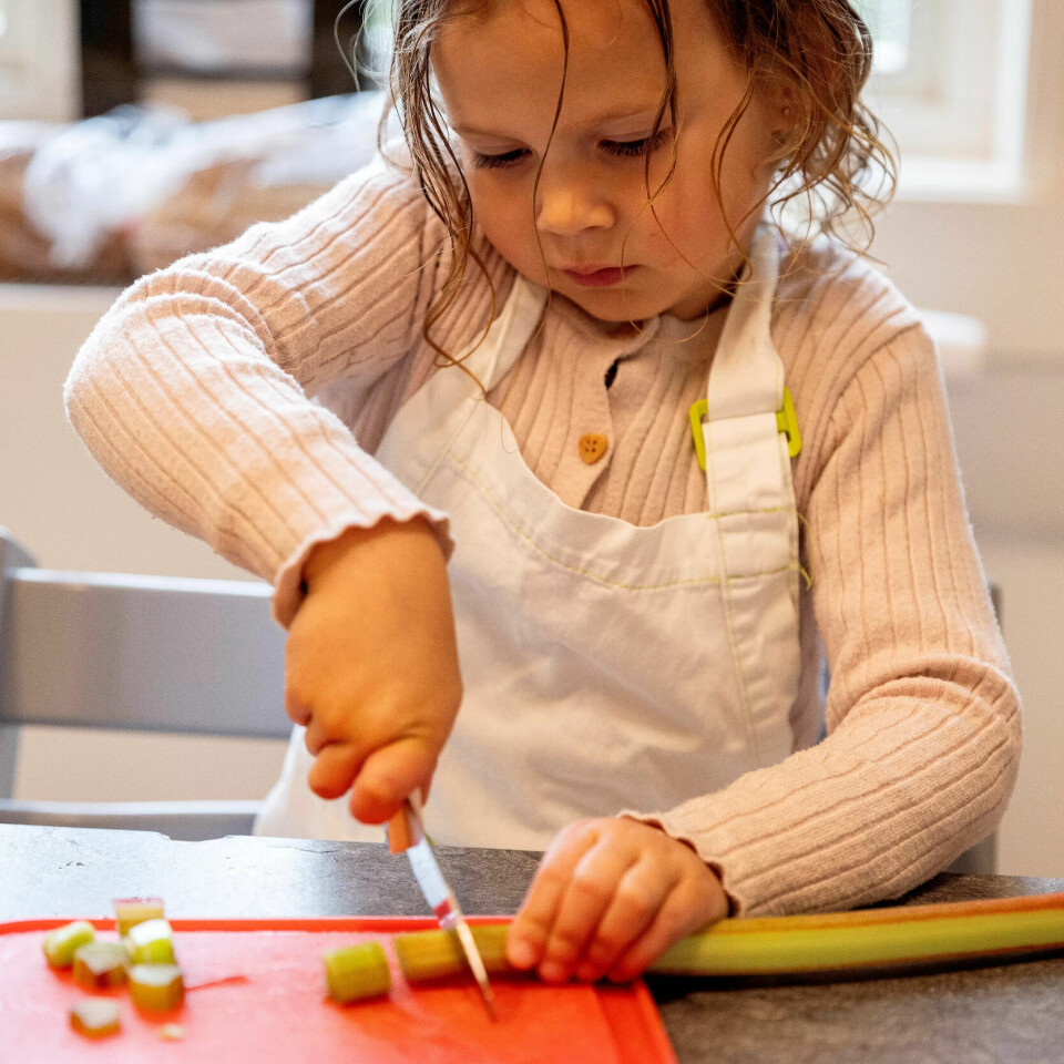 HAR EN PLAN: Freya skjærer små biter, slik at de kokes møre raskere. HAR EN PLAN: Freya skjærer små biter, slik at de kokes møre raskere.