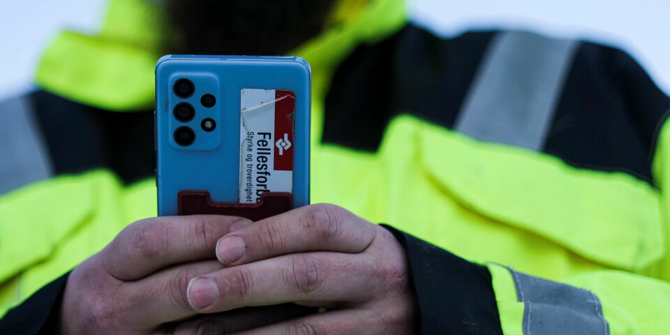 Hvor går grensen når det kommer til å bruke privat mobil på jobb? (Illustrasjonsfoto) Hvor går grensen når det kommer til å bruke privat mobil på jobb? (Illustrasjonsfoto)