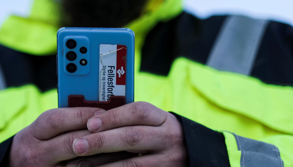 Hvor går grensen når det kommer til å bruke privat mobil på jobb? (Illustrasjonsfoto) Hvor går grensen når det kommer til å bruke privat mobil på jobb? (Illustrasjonsfoto)