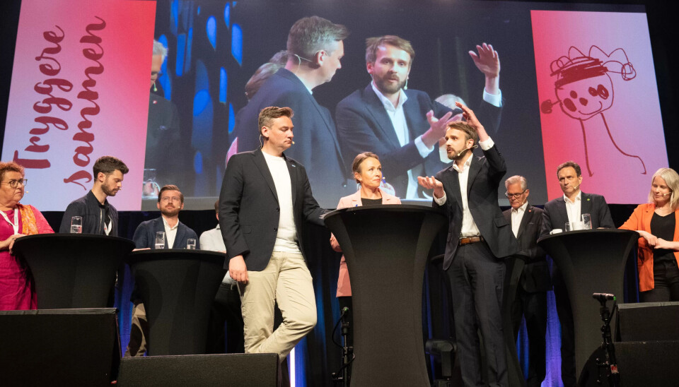 – Så stor er forskjellen på høyre- og venstresiden når det gjelder offentlig/privat velferd, mente næringsminister og Ap-nestledder Jan Christian Vestre i duell med Høyres Henrik Asheim. Fra v: Olaug Bollestad, KrF, Bjørnar Moxnes, Rødt, Sveinung Rotevatn, Venstre Sigbjørn Gjelsvik (delvis skjult), Sp, Asheim, ordstyrer Tone Foss Aspevoll, Vestre, Hans Andreas Limi, Frp, Arild Hermstad, MDG og Kirsti Bergstø, SV. – Så stor er forskjellen på høyre- og venstresiden når det gjelder offentlig/privat velferd, mente næringsminister og Ap-nestledder Jan Christian Vestre i duell med Høyres Henrik Asheim. Fra v: Olaug Bollestad, KrF, Bjørnar Moxnes, Rødt, Sveinung Rotevatn, Venstre Sigbjørn Gjelsvik (delvis skjult), Sp, Asheim, ordstyrer Tone Foss Aspevoll, Vestre, Hans Andreas Limi, Frp, Arild Hermstad, MDG og Kirsti Bergstø, SV.