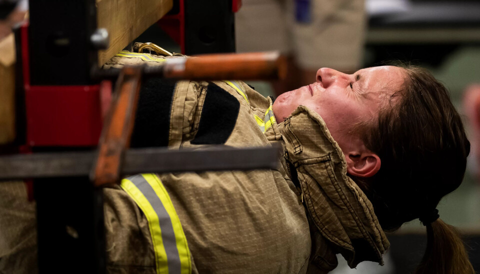 STO TESTEN: Lokalpolitiker Maren Njøs Kurdøl (Rødt) gjennomførte den fysiske testen for røykdykkere med glans, men synes det var veldig slitsomt. STO TESTEN: Lokalpolitiker Maren Njøs Kurdøl (Rødt) gjennomførte den fysiske testen for røykdykkere med glans, men synes det var veldig slitsomt.