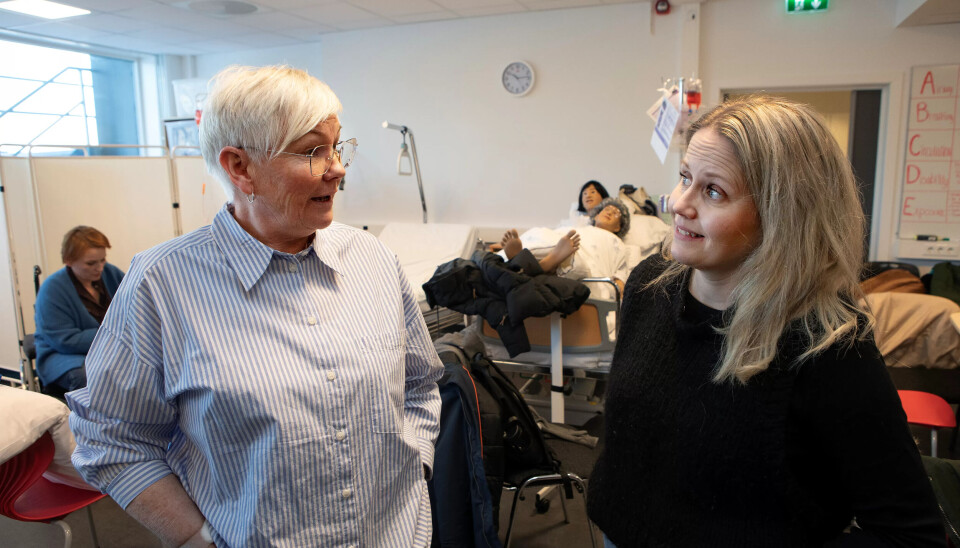 Lærer opp helsefagarbeidere: Sykepleierne Grete Brendløkken Nilsen (t.v) og Anne Marte Pettersbakken er fagskolelærere. Studentene deres er helsefagarbeidere og hjelpepleiere. Lærer opp helsefagarbeidere: Sykepleierne Grete Brendløkken Nilsen (t.v) og Anne Marte Pettersbakken er fagskolelærere. Studentene deres er helsefagarbeidere og hjelpepleiere.