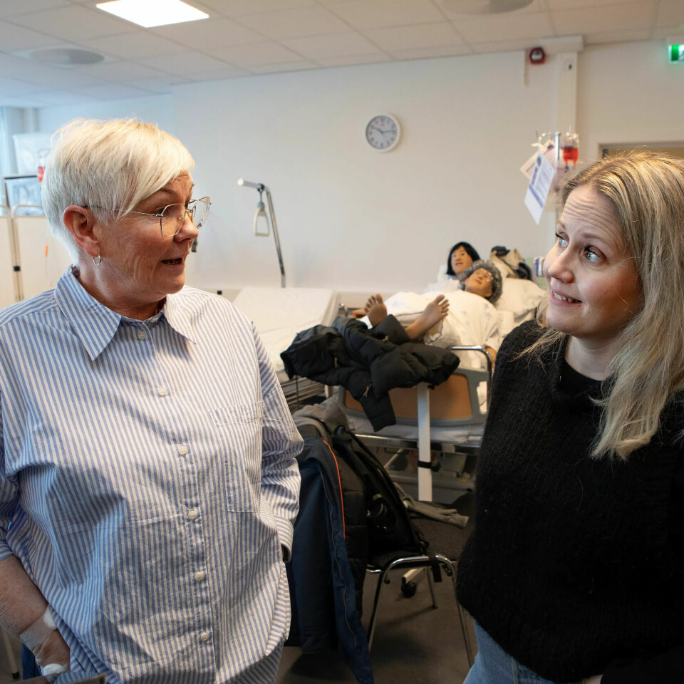 Lærer opp helsefagarbeidere: Sykepleierne Grete Brendløkken Nilsen (t.v) og Anne Marte Pettersbakken er fagskolelærere. Studentene deres er helsefagarbeidere og hjelpepleiere. Lærer opp helsefagarbeidere: Sykepleierne Grete Brendløkken Nilsen (t.v) og Anne Marte Pettersbakken er fagskolelærere. Studentene deres er helsefagarbeidere og hjelpepleiere.