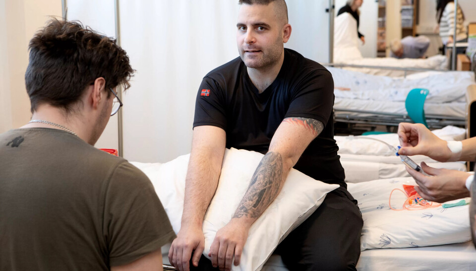 Øver: Helsefarbeider Robert Husum har øvd seg på å sette kanyle, nå er han «pasient»for en medstudent på piloten «medisinske prosedyrer». . Øver: Helsefarbeider Robert Husum har øvd seg på å sette kanyle, nå er han «pasient»for en medstudent på piloten «medisinske prosedyrer». .